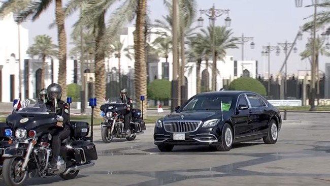 Jokowi dalam China Naik Mobil Lokal, di dalam Arab Saudi Numpang Maybach